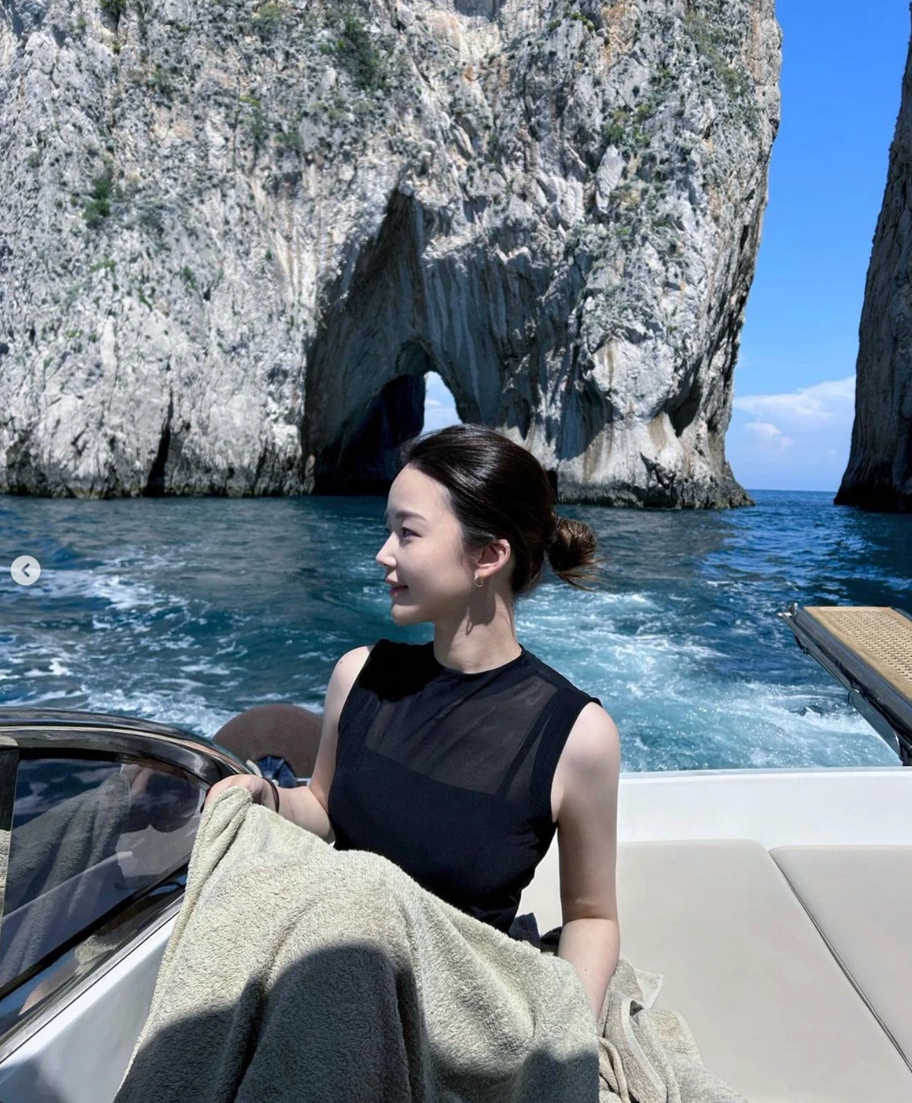 바다에서 요트 타고 있는 안지민