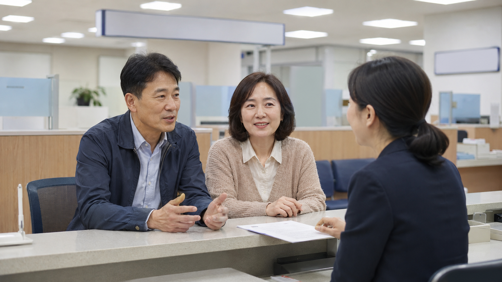 주민센터에서 상담받는 부모
