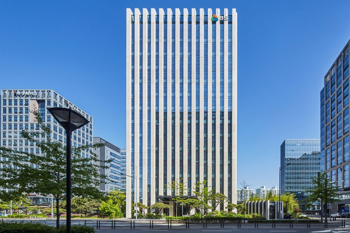 새 CI를 적용한 BS그룹 사옥 전경.