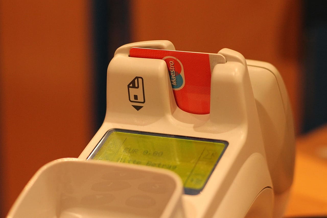 상생페이벡 사용을 위해 카드결제를 하는 장면