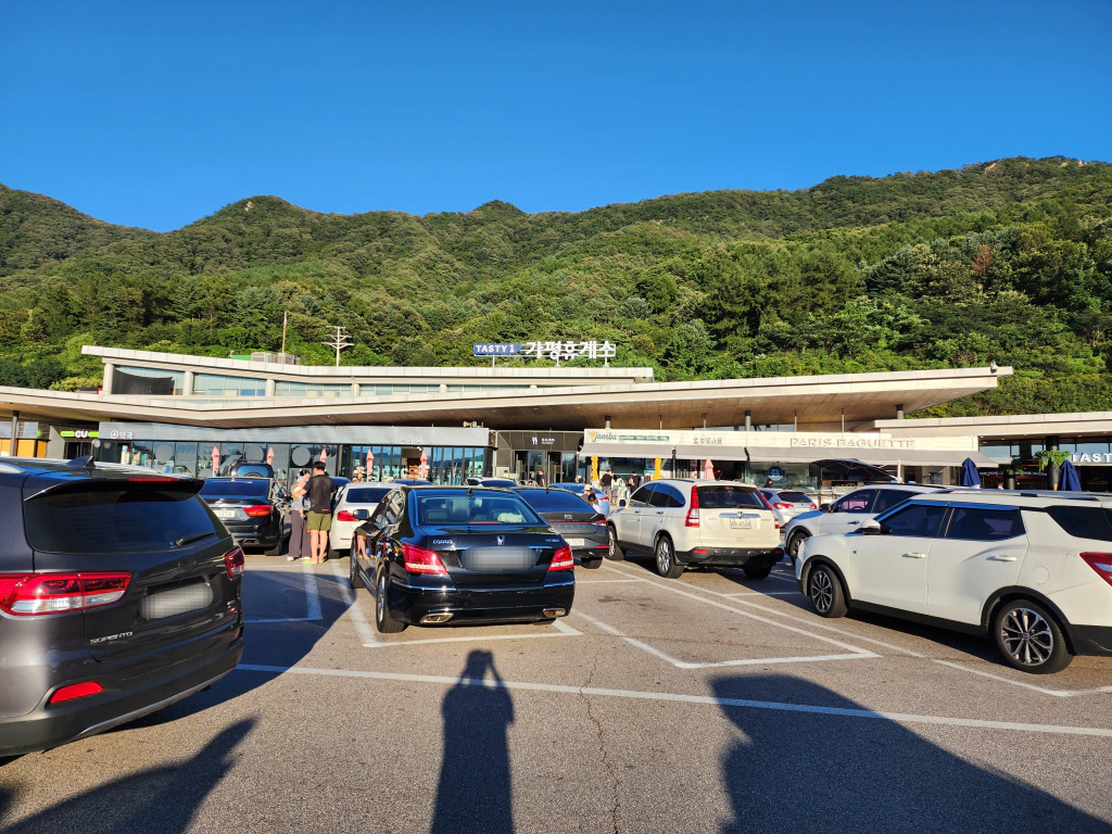 평일이지만 차가 많다.