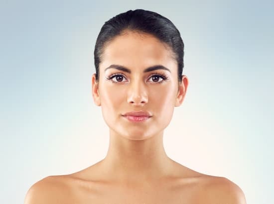 피부톤 개선: 고르지 않은 피부톤 관리 및 미백 방법