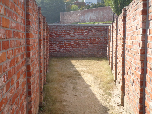 일제시대 고문 장소로 사용 되었던 서대문 형무소의 담벼락입니다.