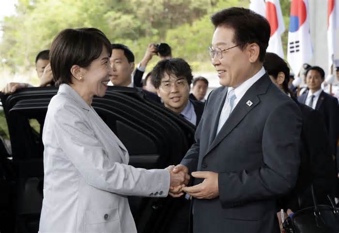 이재명, 다카이치 영접 - 이재명 대통령과 다카이치 총리의 안동 호텔 영접 현장