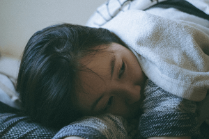 코와 입을 가린채 누워있는 여자
