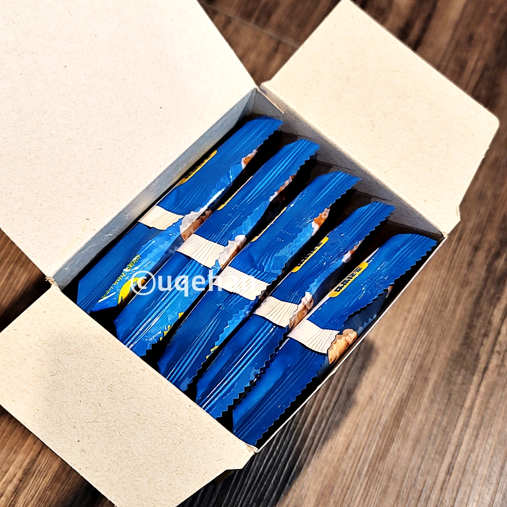 노브랜드 전자레인지용 팝콘 제품의 박스를 개봉에 개별포장되어있는 팝콘이 보인다. 5개가 들어있다.