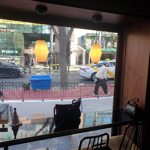 푸글렌 서울(Fuglen Seoul), 노르딕 커피를 맛볼 수 있는 상수역 카페_창가 테이블