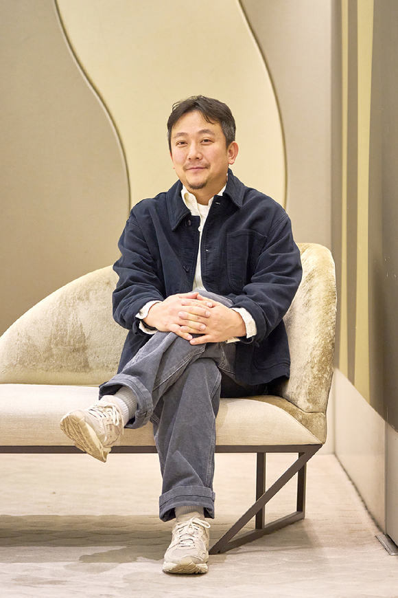 장재현 감독이 영화 &#39;파묘&#39; 인터뷰에 앞서 포즈를 취하고 있다. [사진=(주)쇼박스]