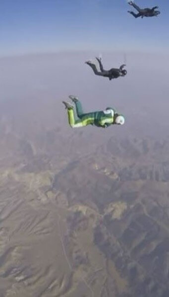 비행기에서-자유낙하로-균형을-잡고-떨어지는-세사람