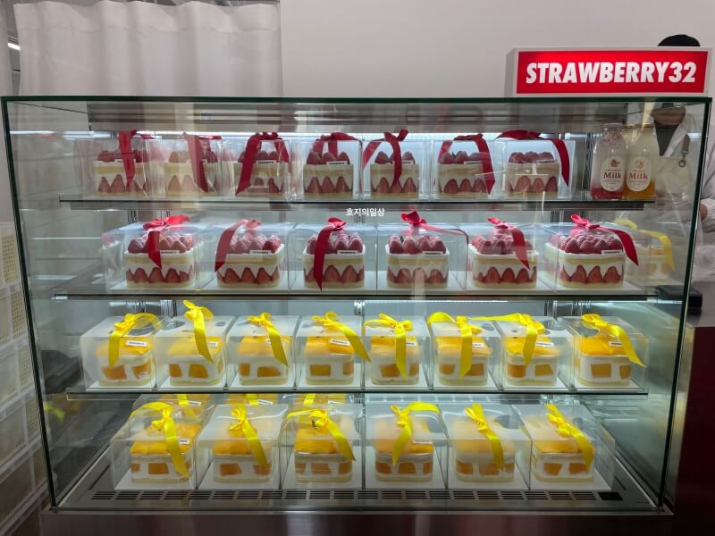 스트로베리32 연남동 망고 케이크 맛집 - 진열대