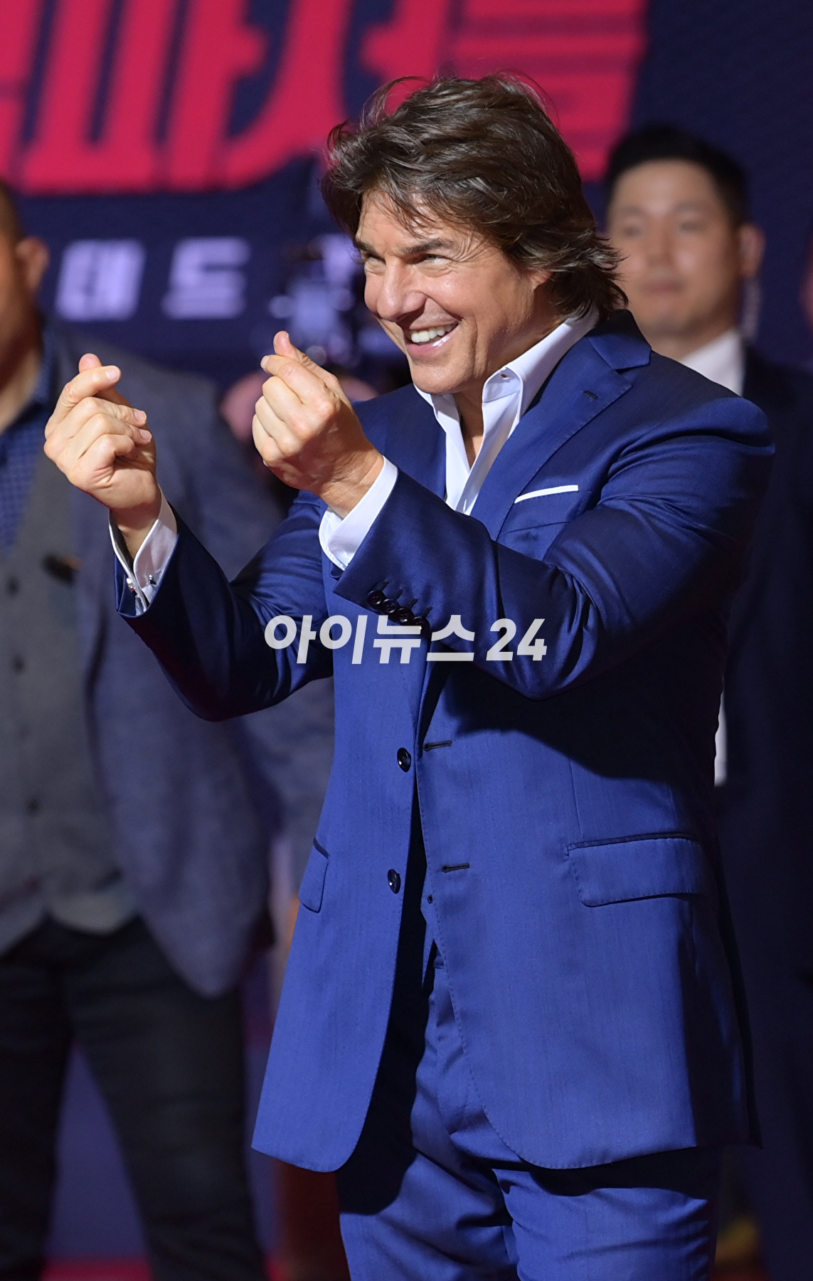 배우 톰 크루즈가 29일 오후 서울 송파구 롯데월드타워에서 진행된 영화 '미션 임파서블: 데드 레코닝 파트 원'(감독 크리스토퍼 맥쿼리) 내한 레드카펫 행사에 참석해 한 팬에게 자신의 얼굴이 새겨진 부채를 받고 기뻐하고 있다. [사진=정소희 기자]