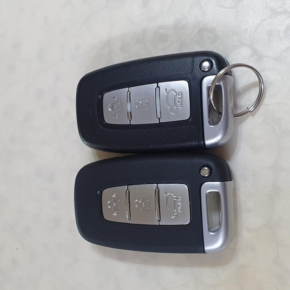 위쪽이 기존 레이 스마트키, 아래쪽이 새로운 레이 스마트키