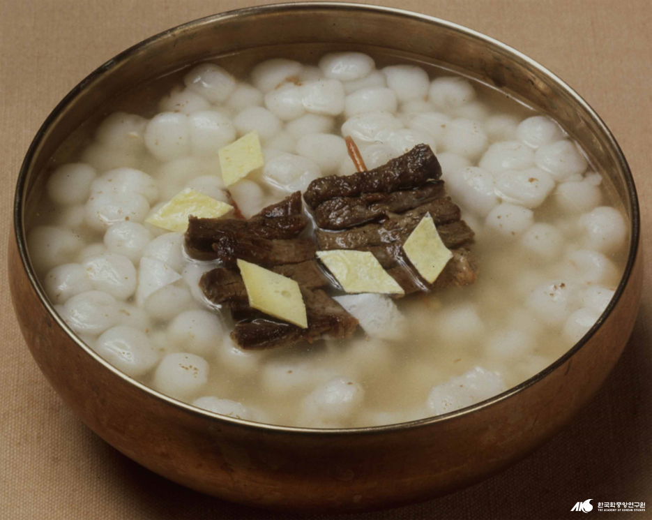 조랭이 떡에 고기산적을 넣은 조랭이떡국