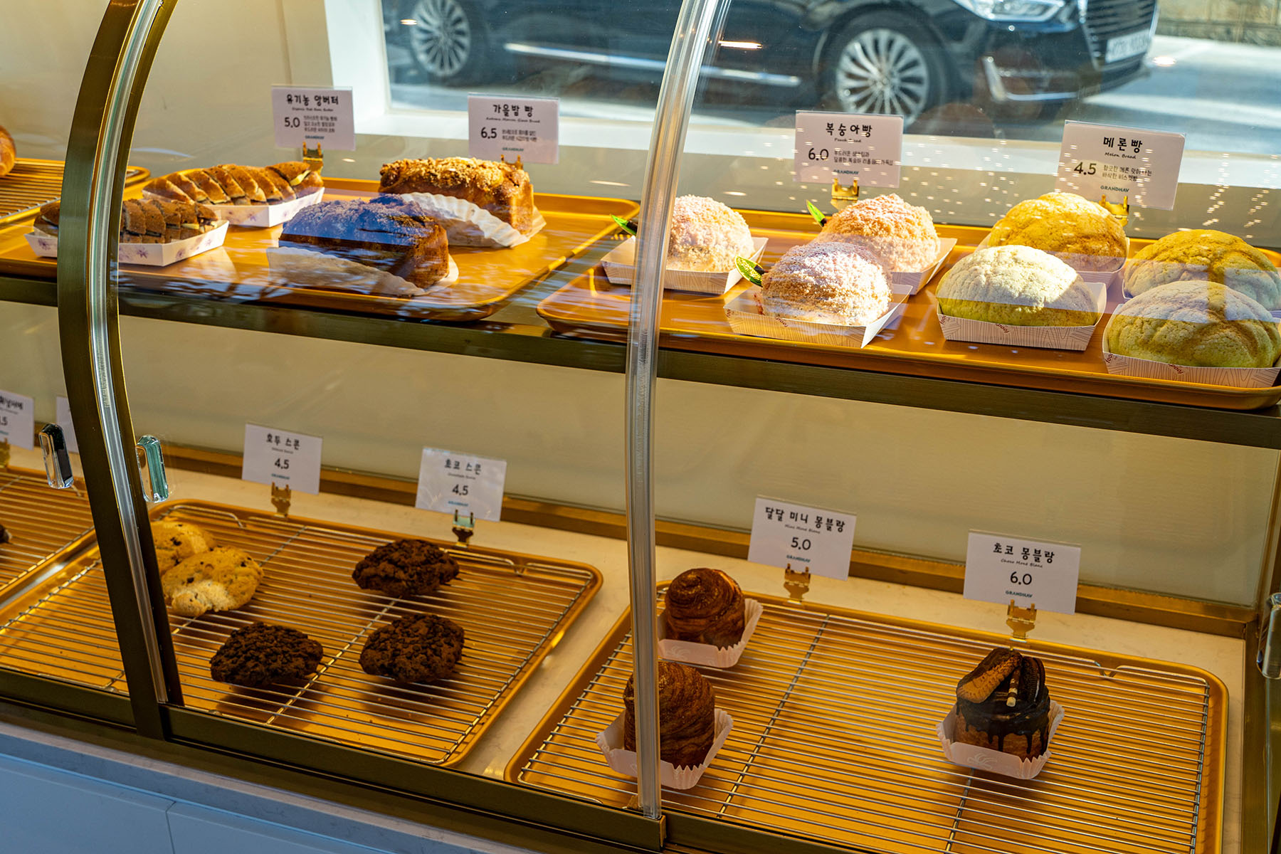 그랜드하브 베이커리 진열대