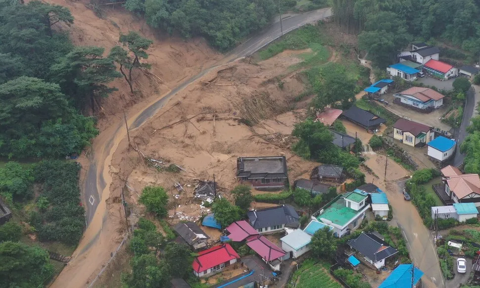 기습적 폭우로 인한 산사태로 산의 토사물이 경남 산청 청읍 부리마을을 덮친 모습