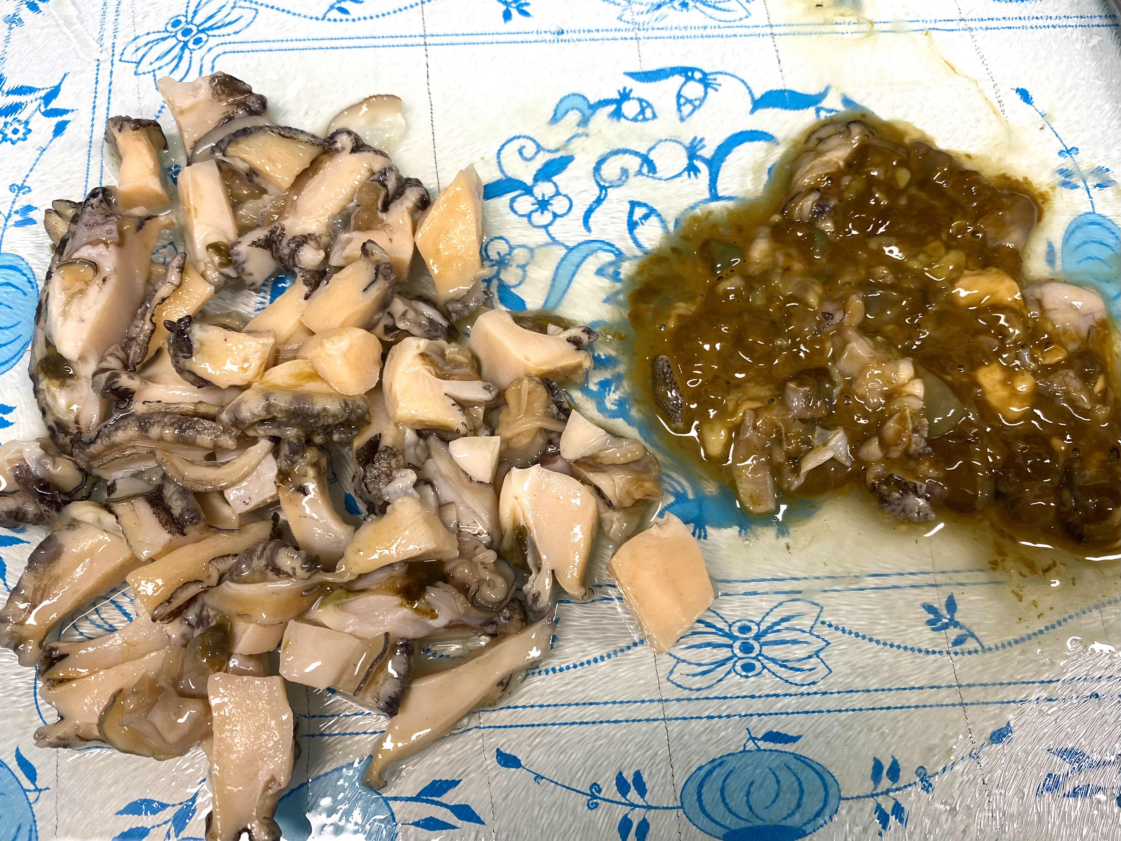 손질한 전복 잘라둔 모습