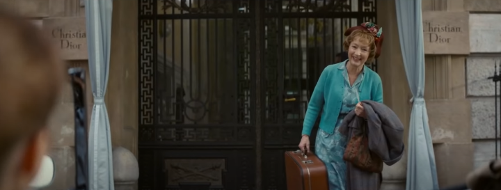 민트색드레스를걸치고해맑게웃으며나오는해리스