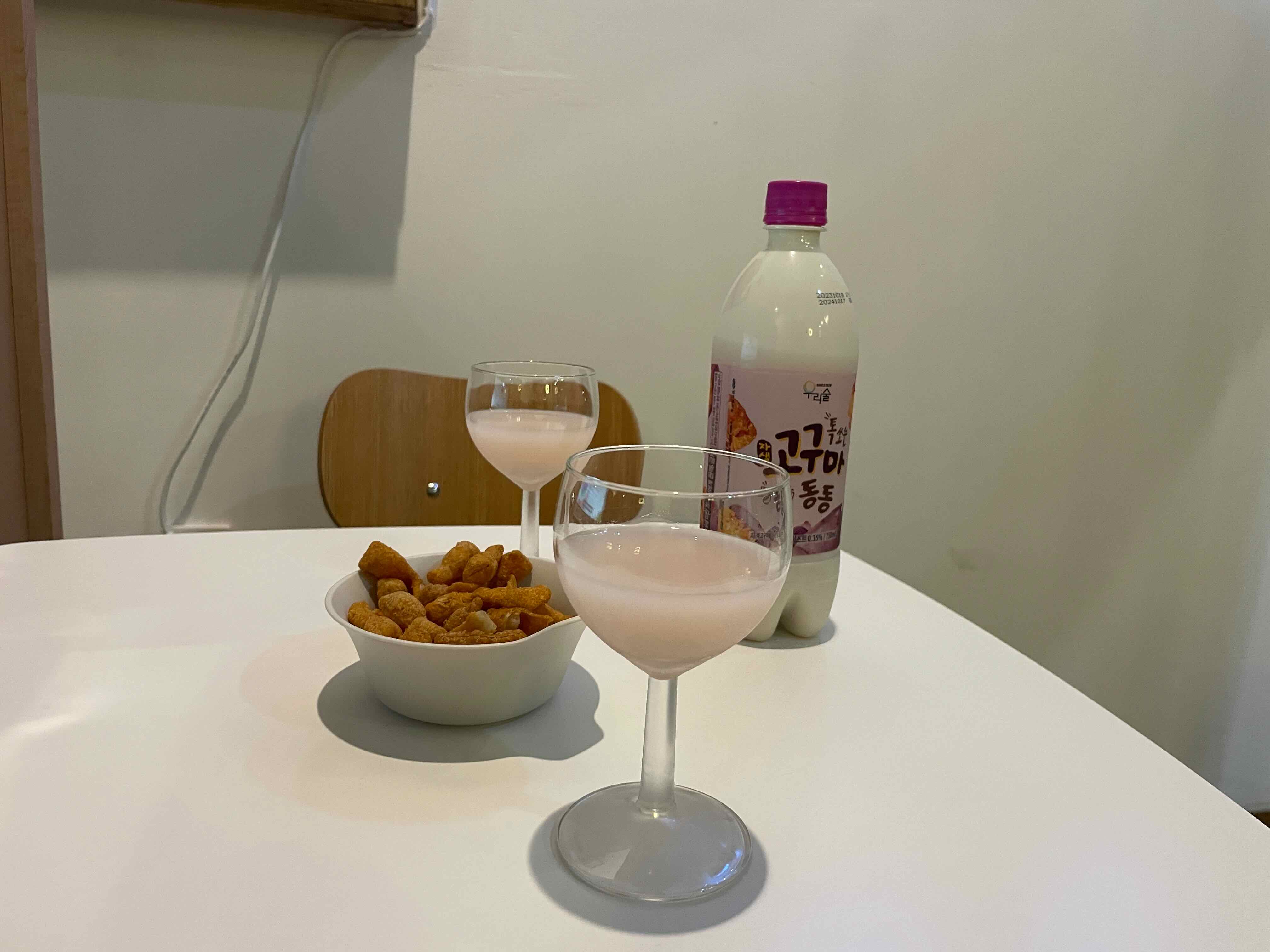 고구마 막걸리와 서비스 과자 모습