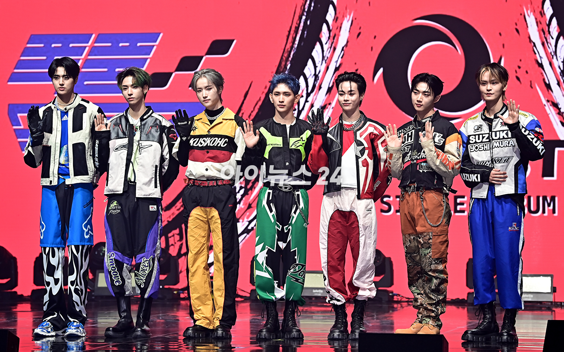 그룹 템페스트(TEMPEST)가 20일 오후 서울 목동 로운아트홀에서 열린 첫 번째 싱글 앨범 '폭풍 속으로' 쇼케이스에서 포토타임을 갖고 있다. [사진=곽영래 기자]