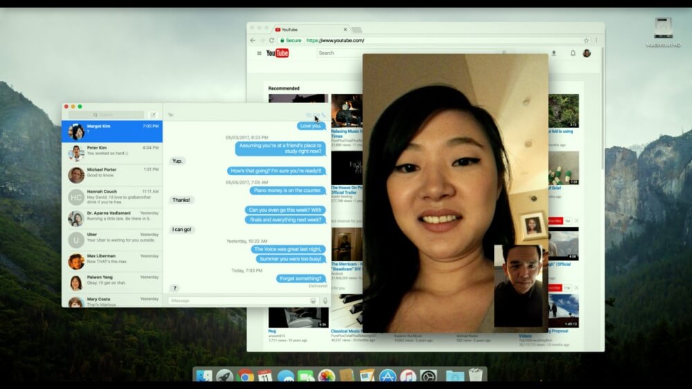 영화 서치 스틸컷 – 딸과의 영상통화를 떠올리는 아버지의 모습
