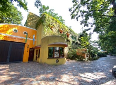 노락색으로 된 매표소 외관