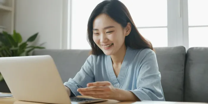 노트북으로 검사 결과를 보며 미소 짓는 장면