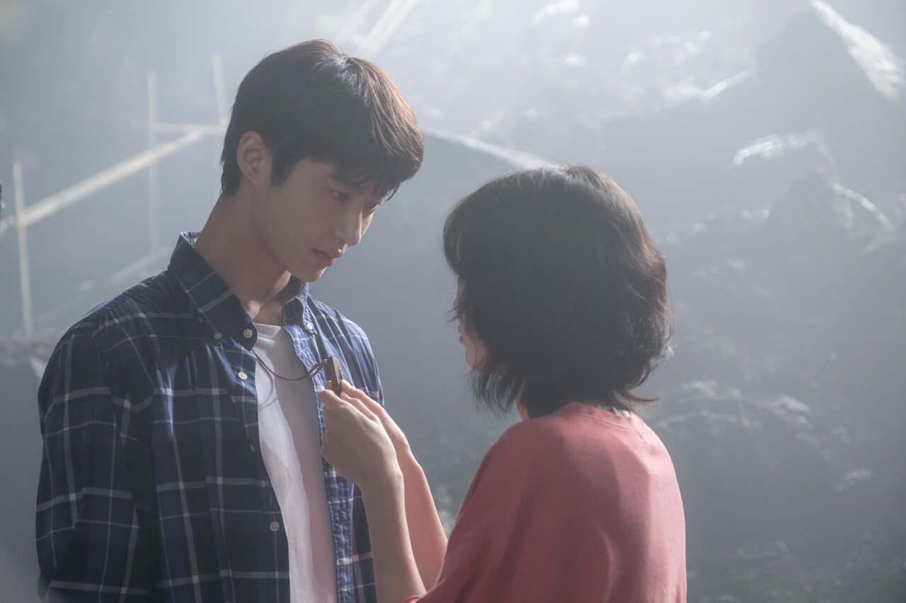 영화 소울메이트 스틸컷 속 미소가 진우의 대추나무 목걸이를 만지고 있는 장면