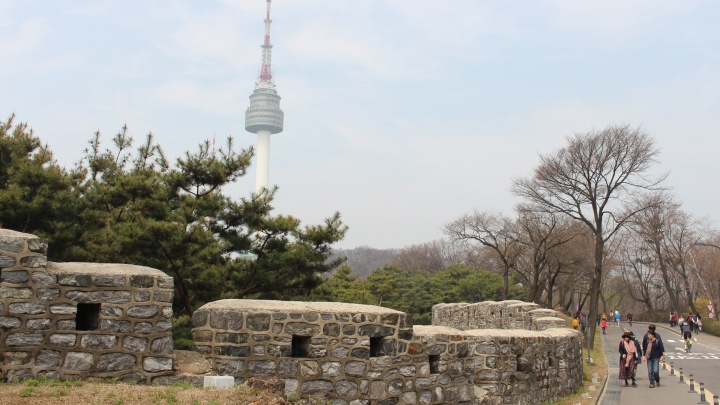 남산타워가 바라보이는 성곽길