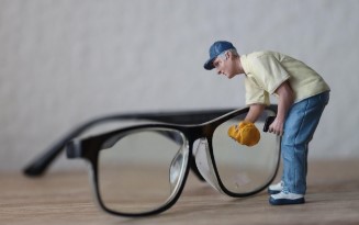 휴대폰 세척 잘못하면 액정 보호막 망가집니다