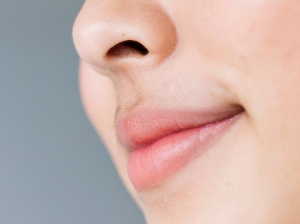 입술이 부르트는 이유