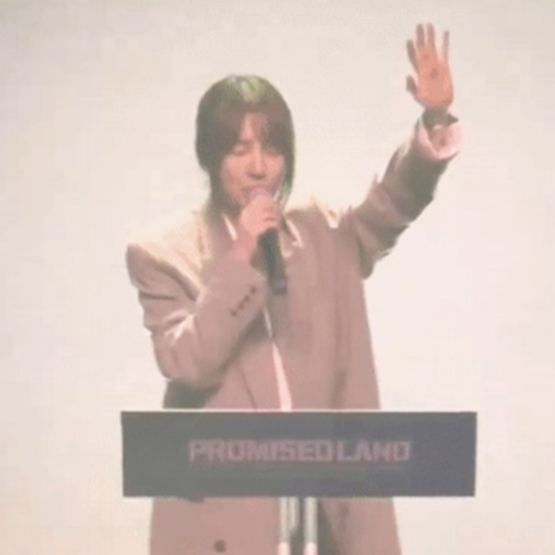 윤은혜-한팔들고-간증하는-모습