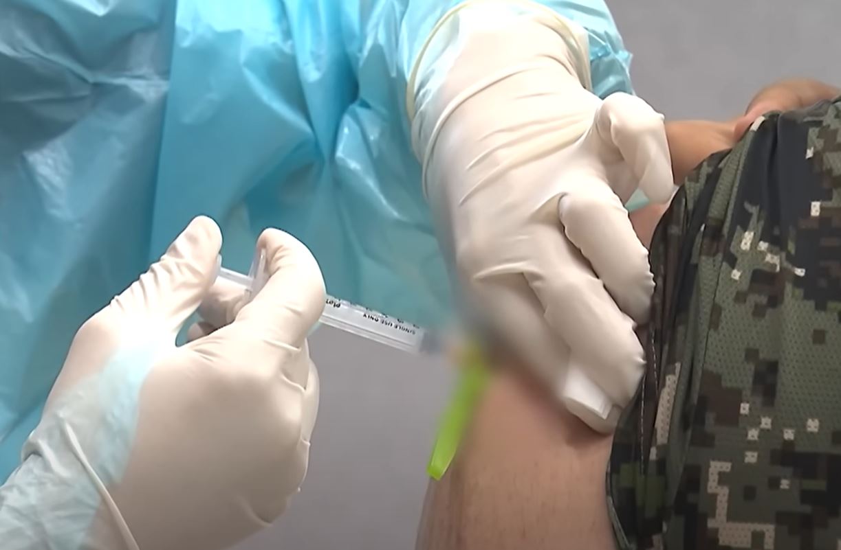 방탄소년단-진 주사놓는 간호장교