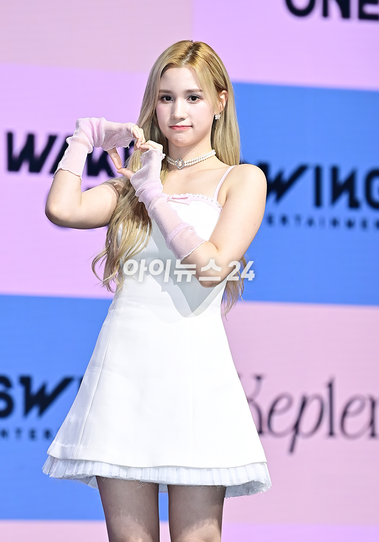 걸그룹 케플러(Kep1er) 휴닝바히에가 25일 오후 서울 광진구 예스24 라이브홀에서 열린 다섯 번째 미니앨범 'Magic Hour' 쇼케이스에서 포토타임을 갖고 있다. [사진=곽영래 기자]