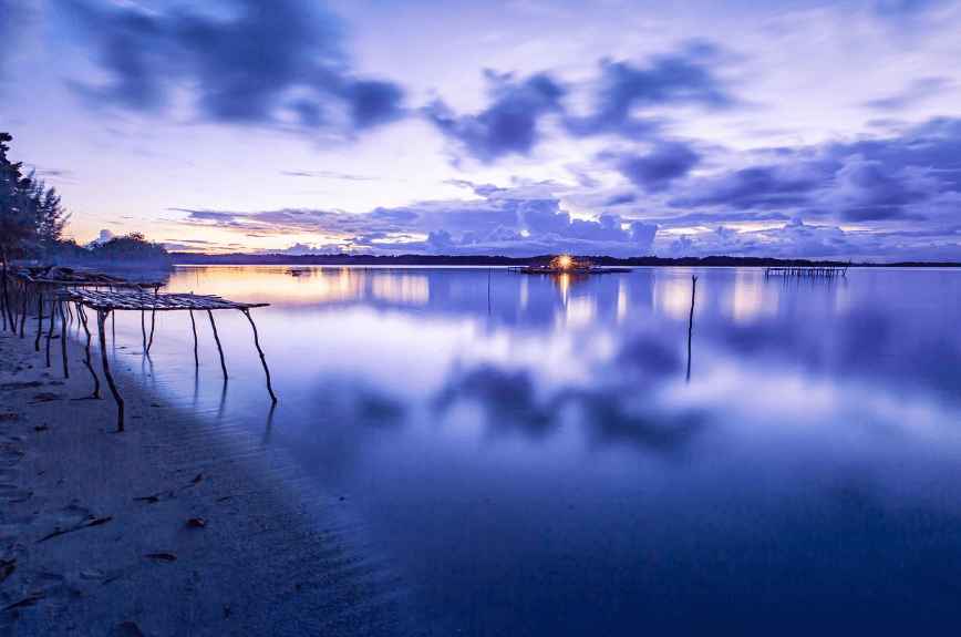 새벽녘 보라빛 호수의 모습