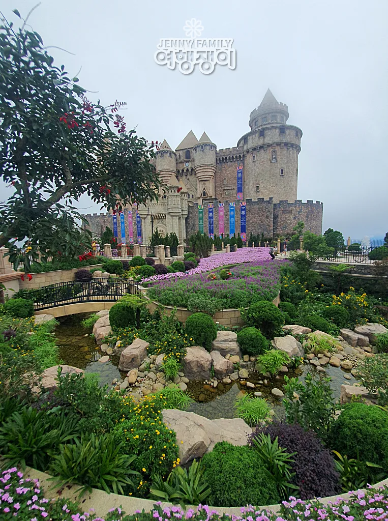 베트남 다낭 바나힐 프렌치빌리지 성과 조경 정원, 연못과 꽃길의 평온한 분위기 ❘ French Village castle and landscaped garden at Ba Na Hills, Da Nang, Vietnam — pond and flower beds