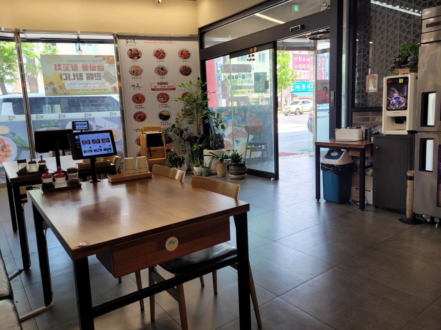 수원 탑동 찐짜짬뽕 매장의 깔끔하고 현대적인 내부, 키오스크와 테이블이 배치된 쾌적한 식당 분위기 사진