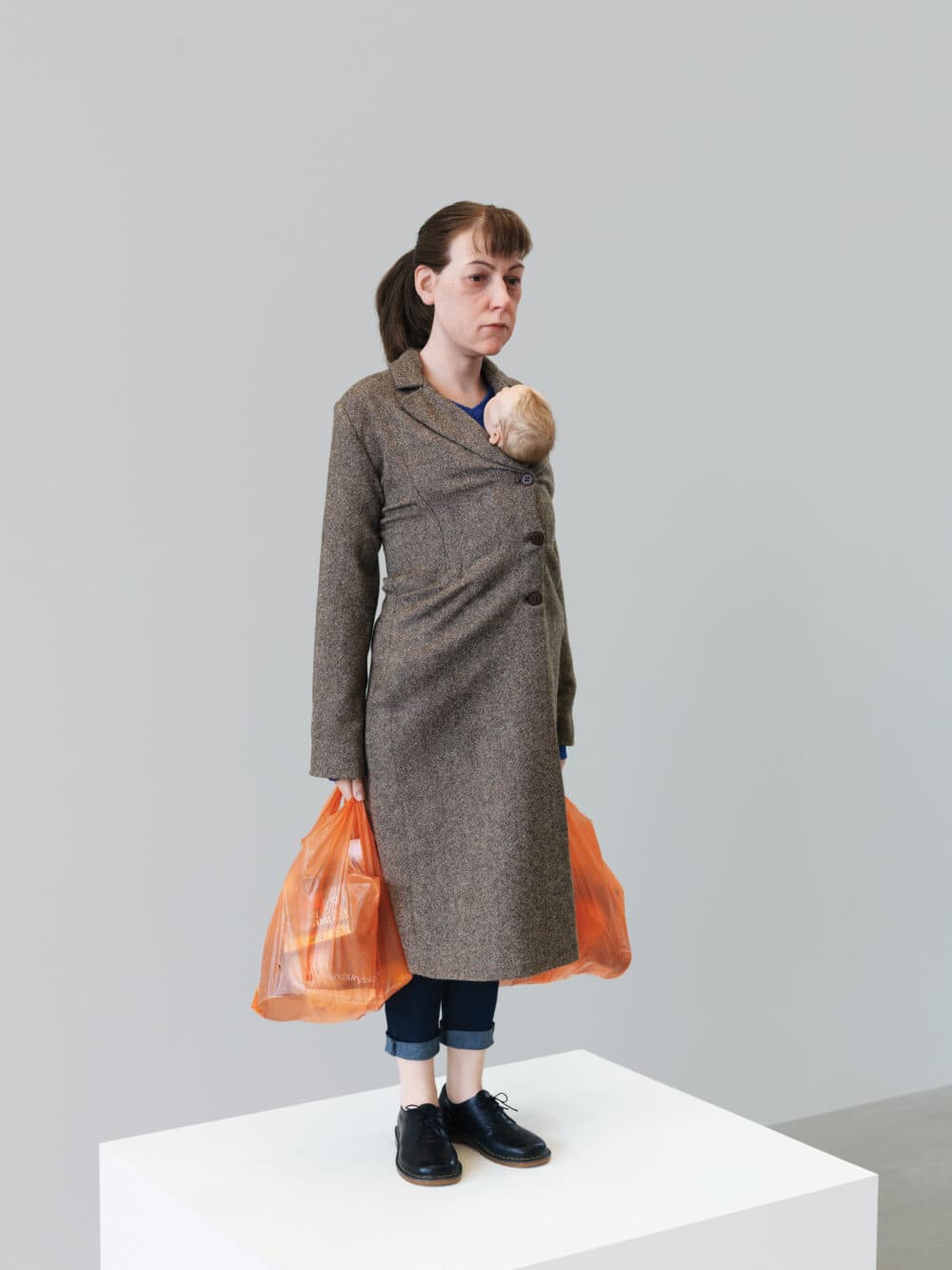 론 뮤익, Ron Mueck, 쇼핑하는 여인