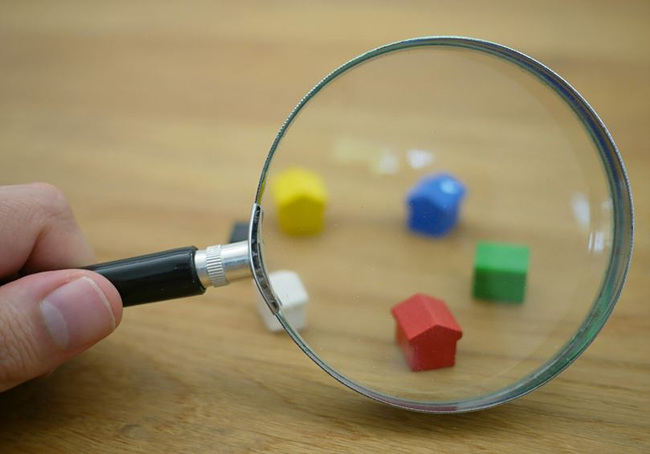 집 모형 돋보기로 보는 사진