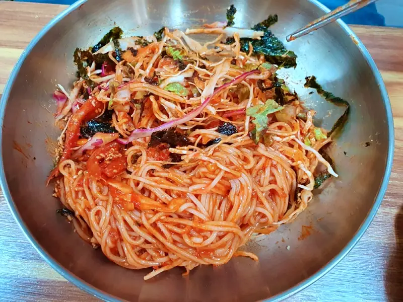 제209회 놀라운토요일 놀토 헤이즈 & 청하 가오리회 비빔국수 맛있는 국숫집 부산 구포시장 추천 맛집 소개