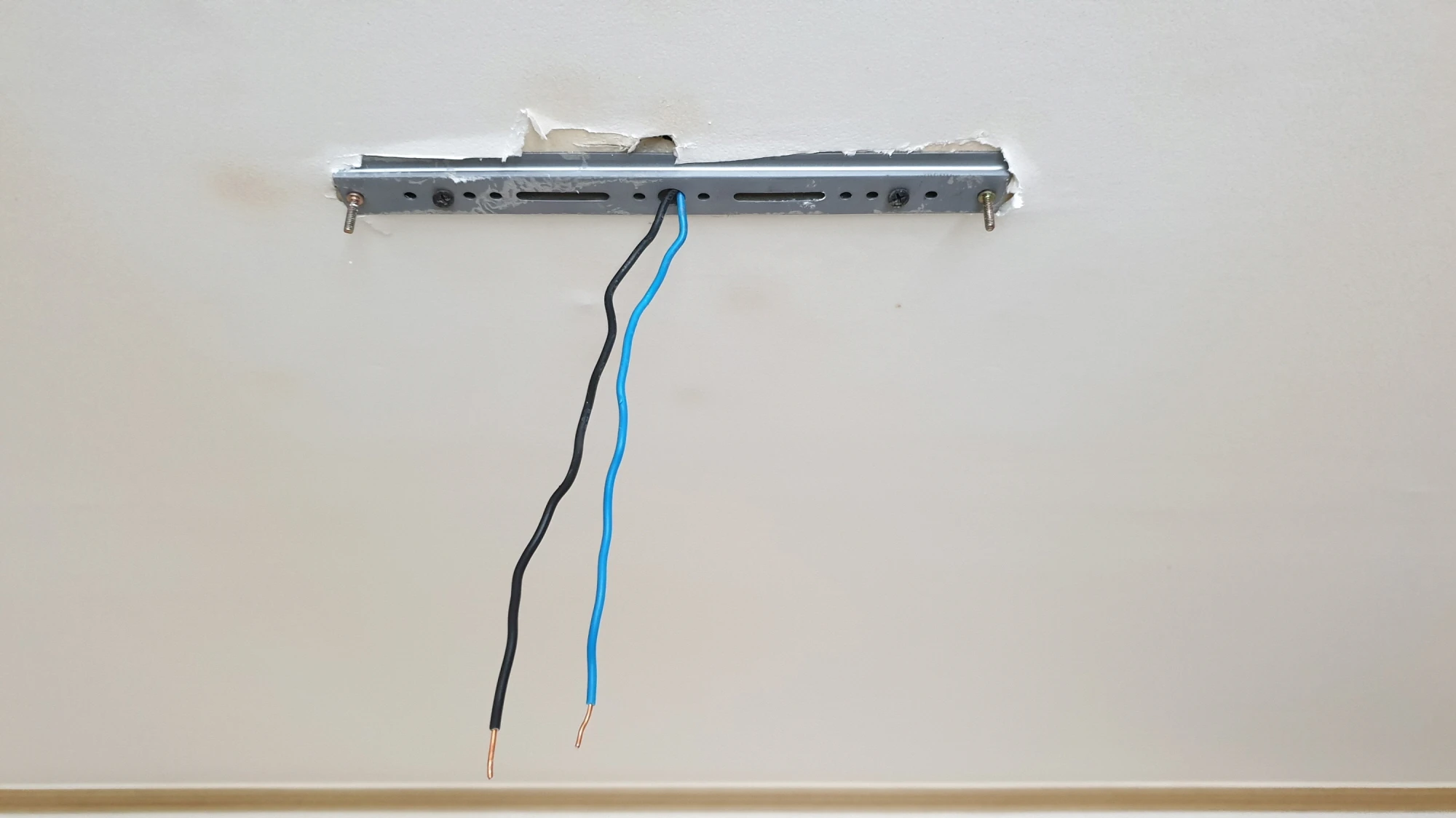 전등 브래킷 설치 모습