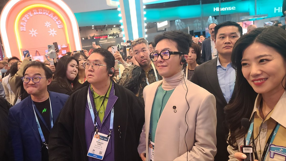 가수 지드래곤이 CES 2024에 참석했다
