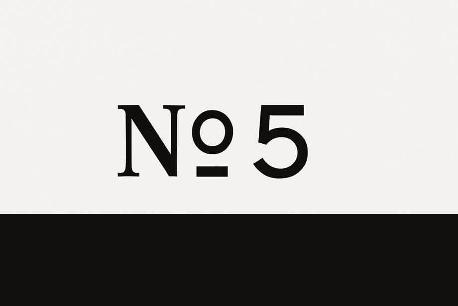 화이트&middot;블랙 속 중앙의 No.5 타이포