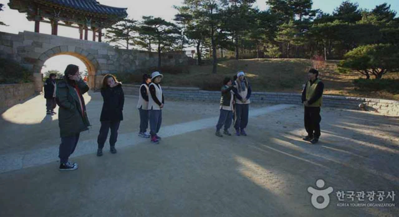 고요한 사찰 마당에서 참가자들이 함께 걷고 대화를 나누는 모습. [ⓒ대한민국 구석구석]