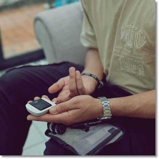 흑마늘 혈당 조절 효과, 혈당 측정하는 당뇨환자