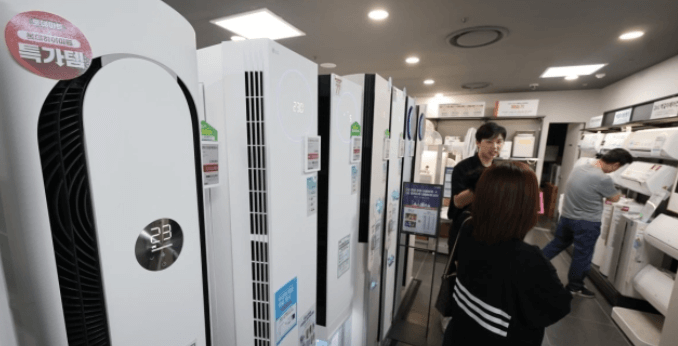 무더위에 냉방용품찾는 사람들