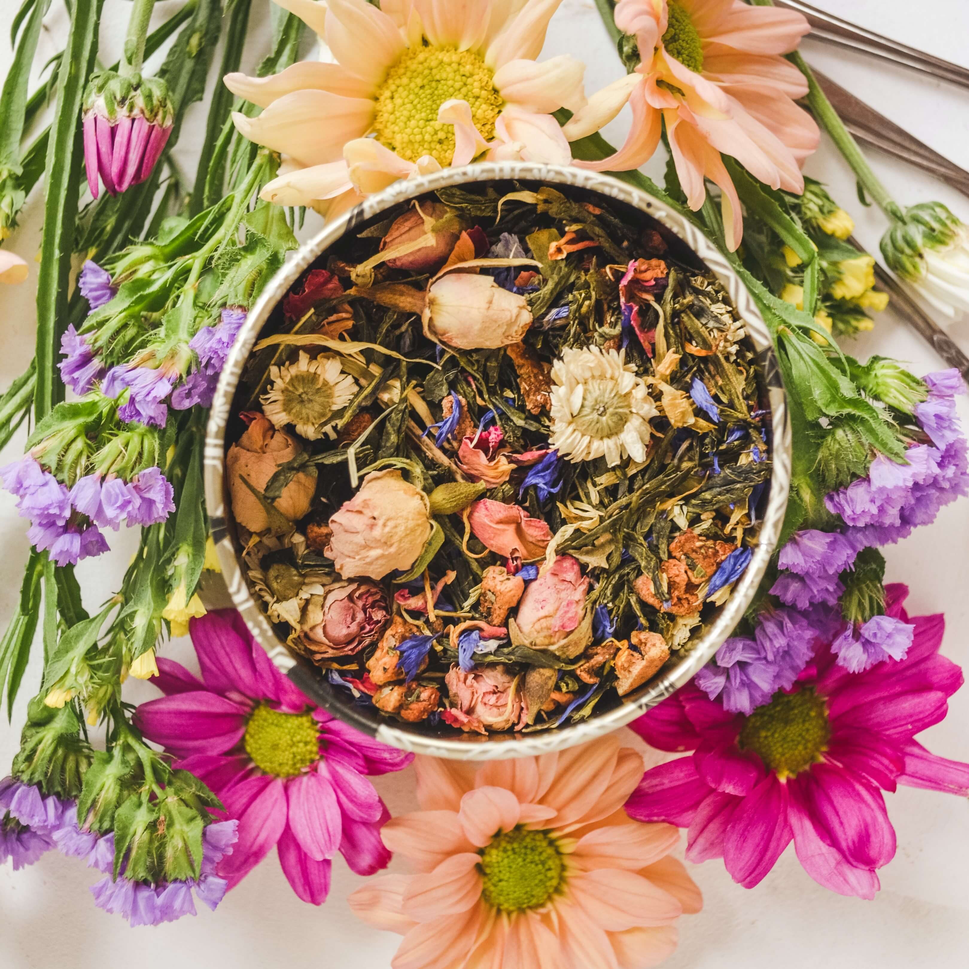 꽃 위에 그릇이 있고 그 안에 약초가 들어 있다.