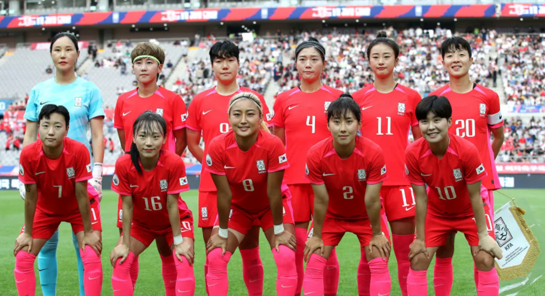 여자월드컵 한국 대표팀 선수들이 단체로 사진을 찍고 있는 모습