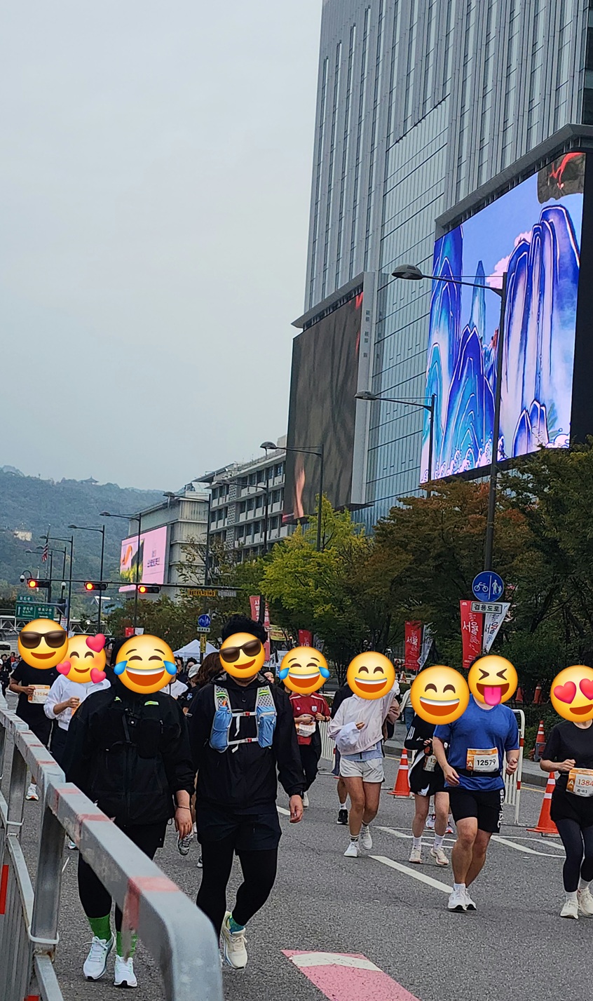 광화문 일대에서 열린 마라톤 대회 참가자들이 가을 햇살 아래를 달리고 있는 모습.