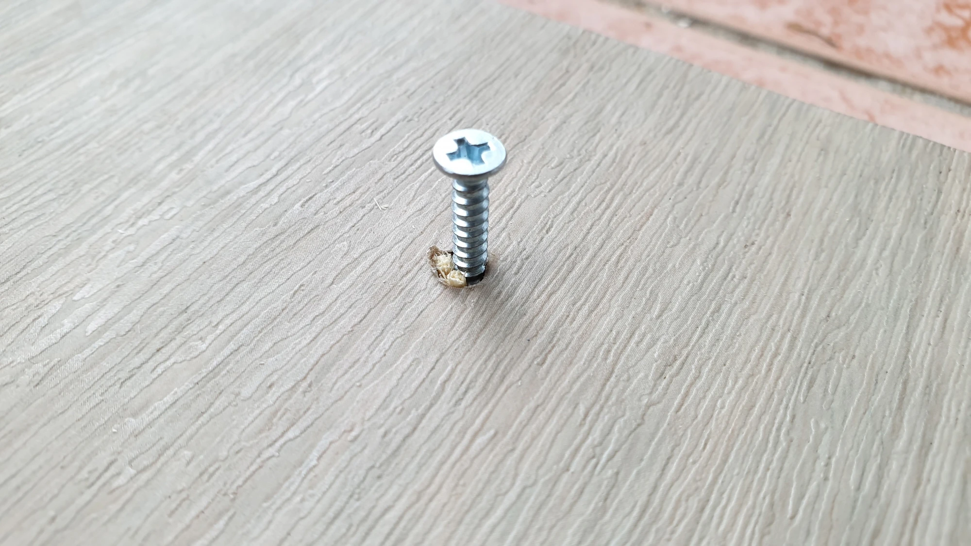 나사못 끼운 모습