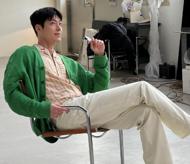 김우빈 프로필 작품활동 연애 신민아 결혼 투병 결별 드라마 영화 넥플릭스